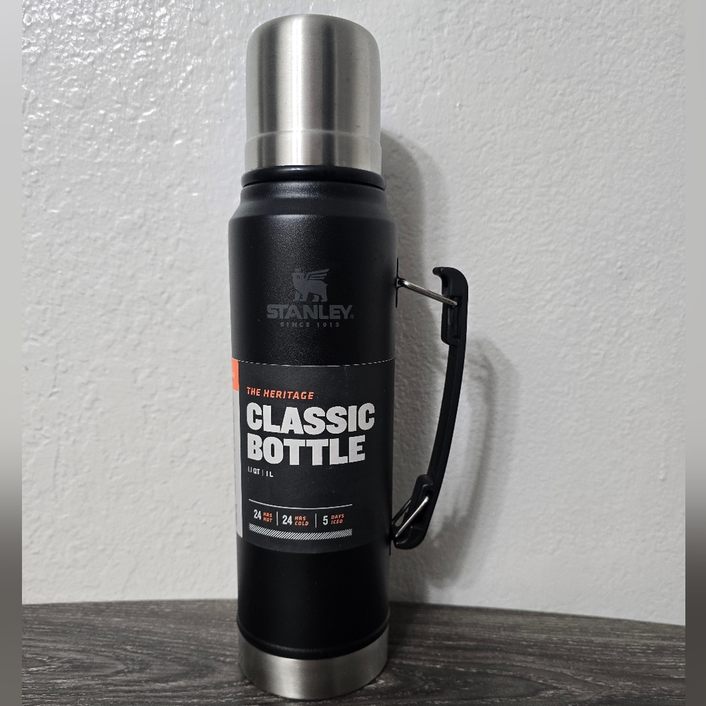NWT Stanley Heritage Classic Bottle 1 liter With Handle